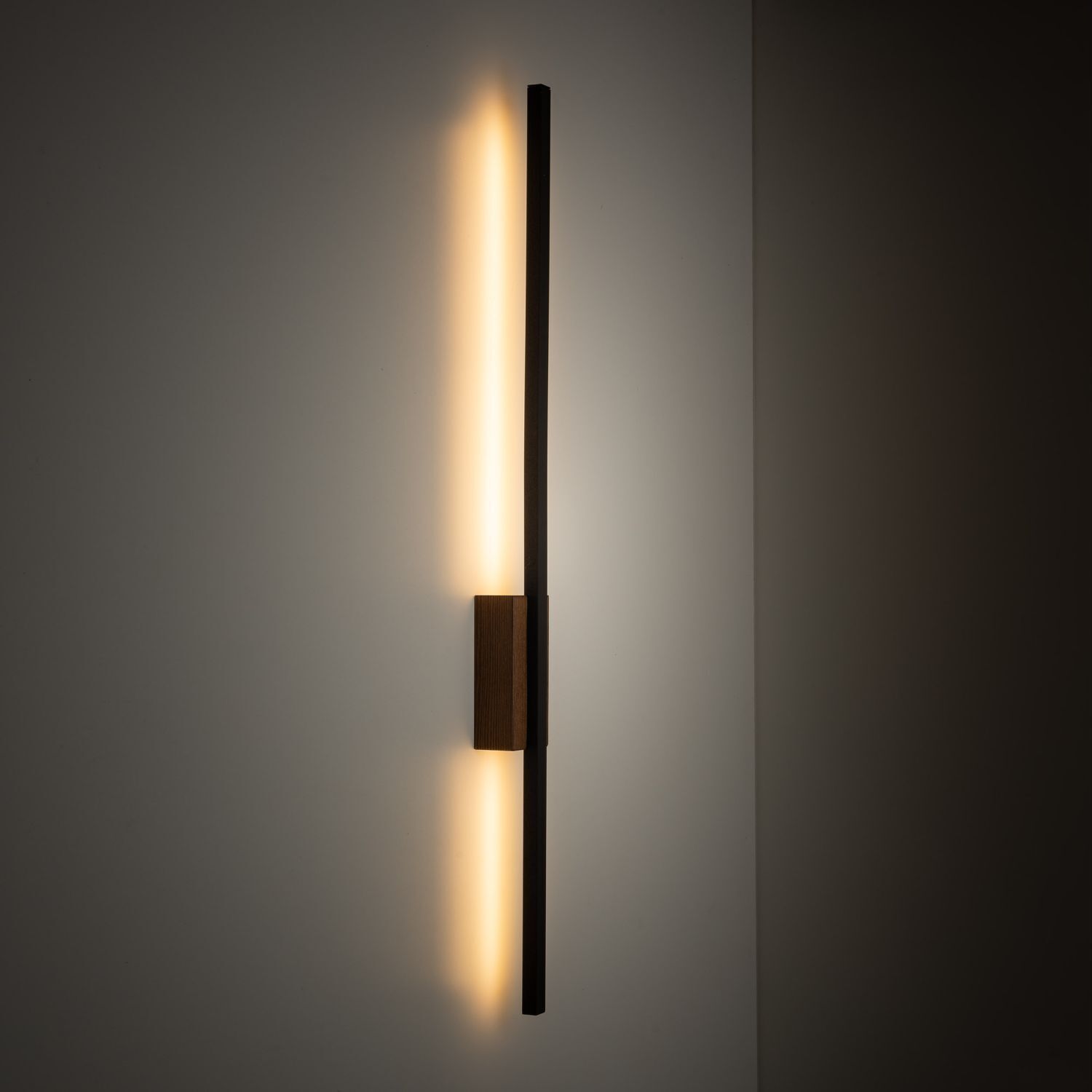 Applique LED métal bois 78 cm de haut lumière indirecte 3000 K