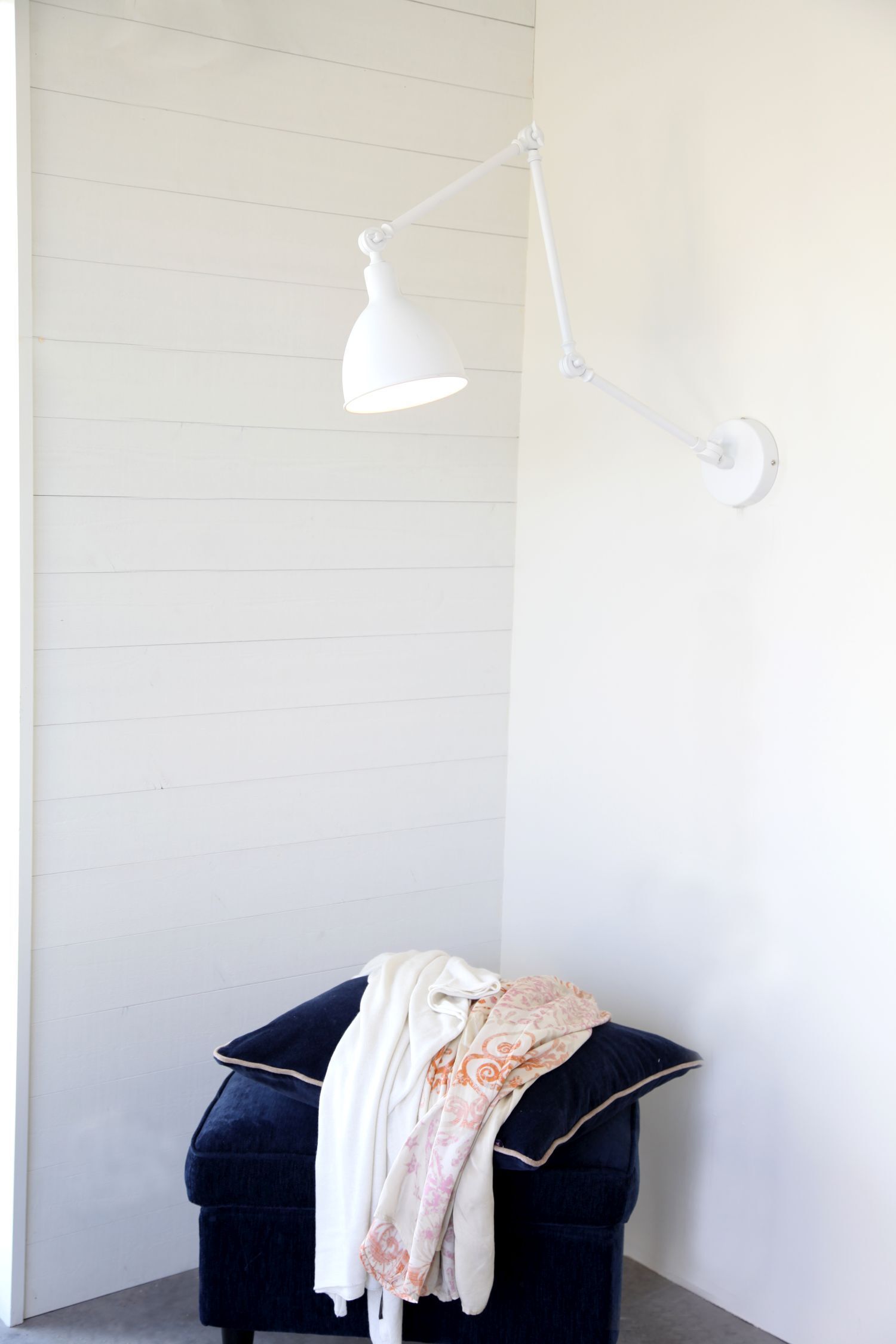 Lampe, Mobiliar, Kleidung, Halstuch