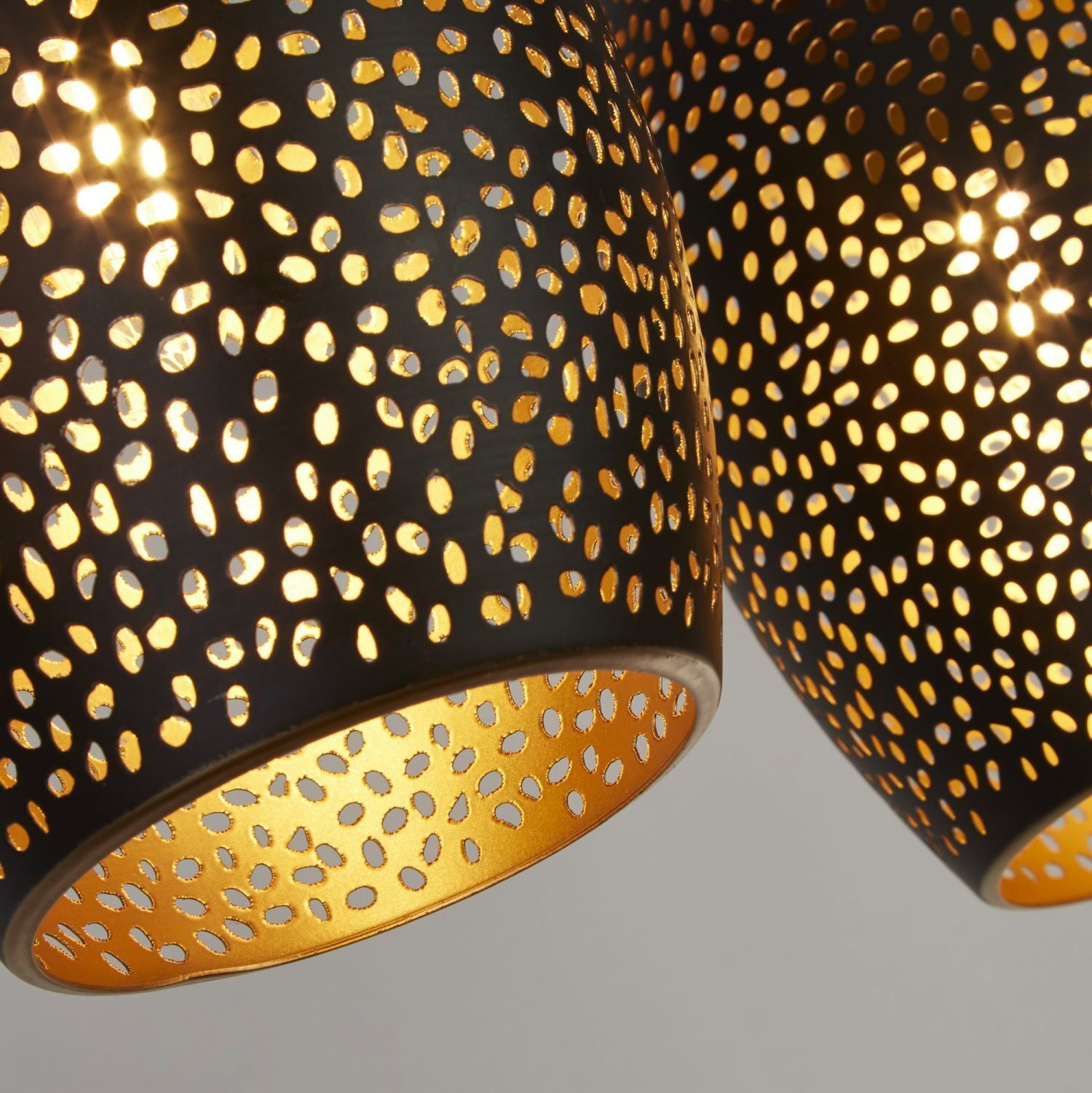 Lampe à suspendre métal 4 flammes noir or L : 90 cm E27 Lampe à suspendre métal 4 flammes noir or L : 90 cm E27