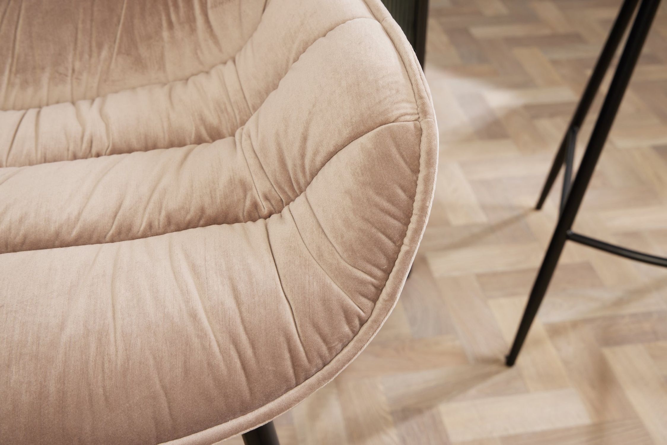 Chaise de comptoir avec dossier en crème beige noir velours métal Innenarchitektur, Inneneinrichtung, Kissen, Mobiliar, Stuhl