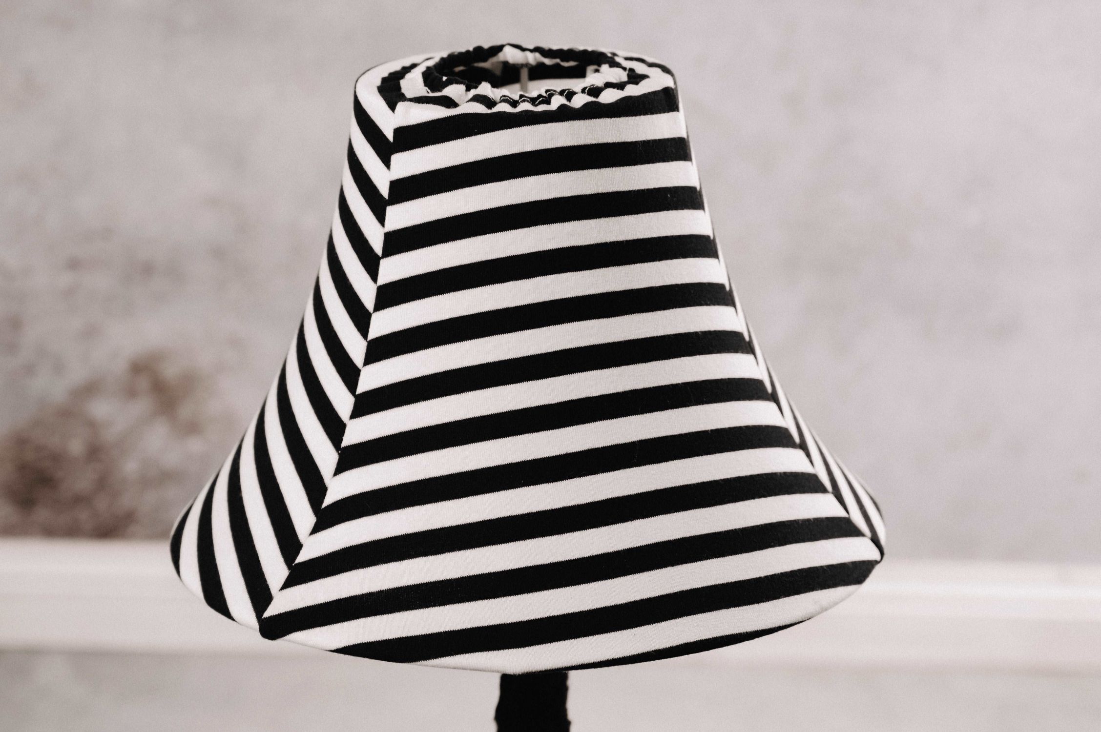 Lampe de table LED chat 51 cm noir blanc duveteux Lampe, Lampenschirm