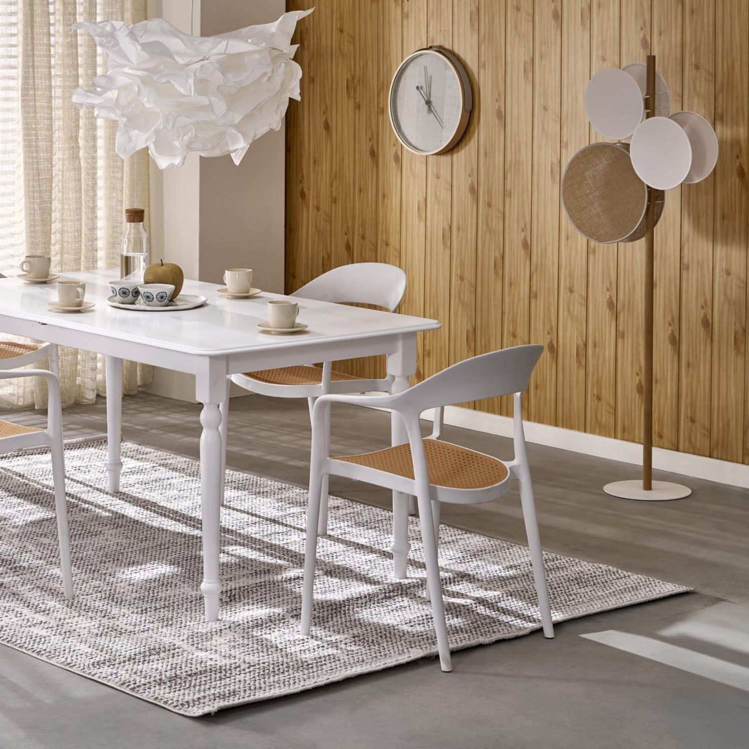 weißer tisch, esszimmer-set, holzpaneelwand, moderne stühle, küchen-deko