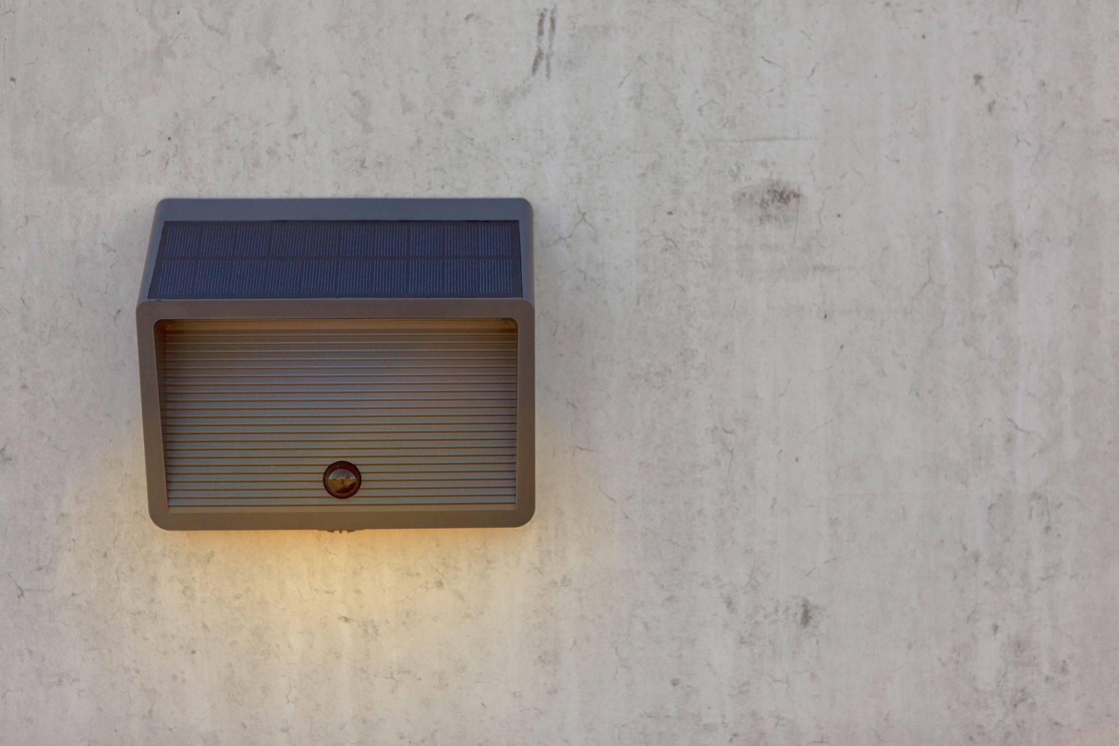 Applique murale extérieure solaire à détecteur de mouvement IP44 900 lm