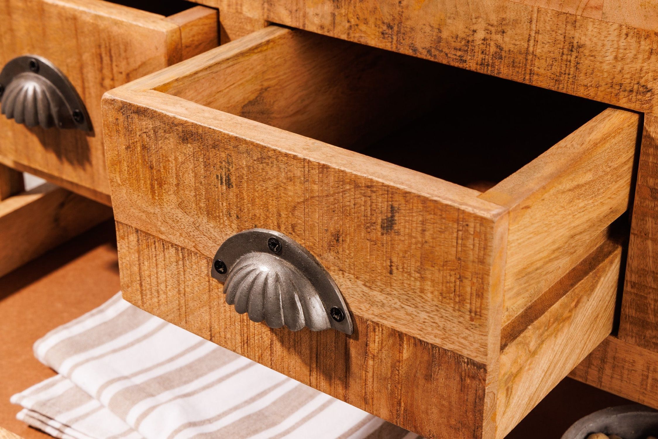 Armoire-bar à roulettes en manguier massif L : 86 cm Industrial