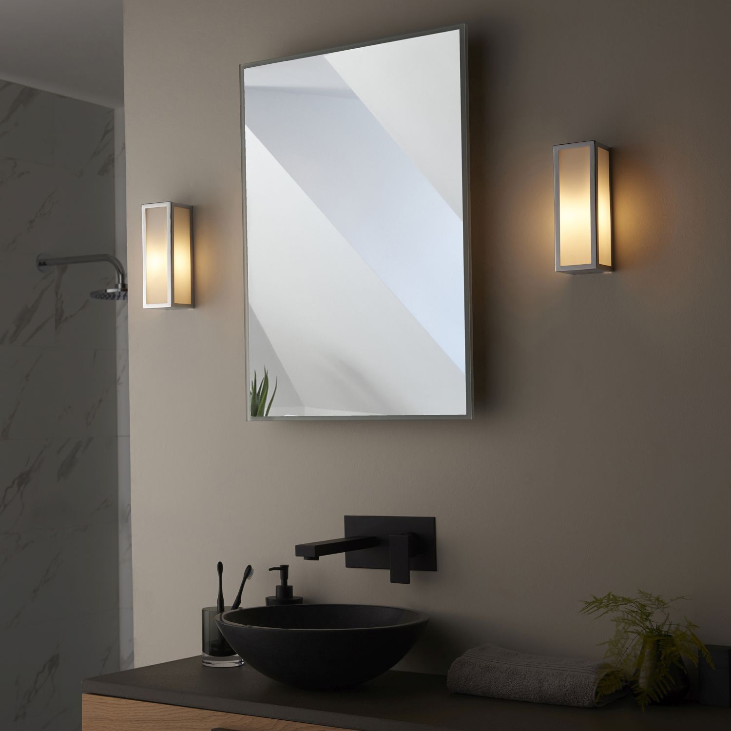 Lampe de salle de bain murale IP44 verre métal H : 21,5 cm chrome blanc G9