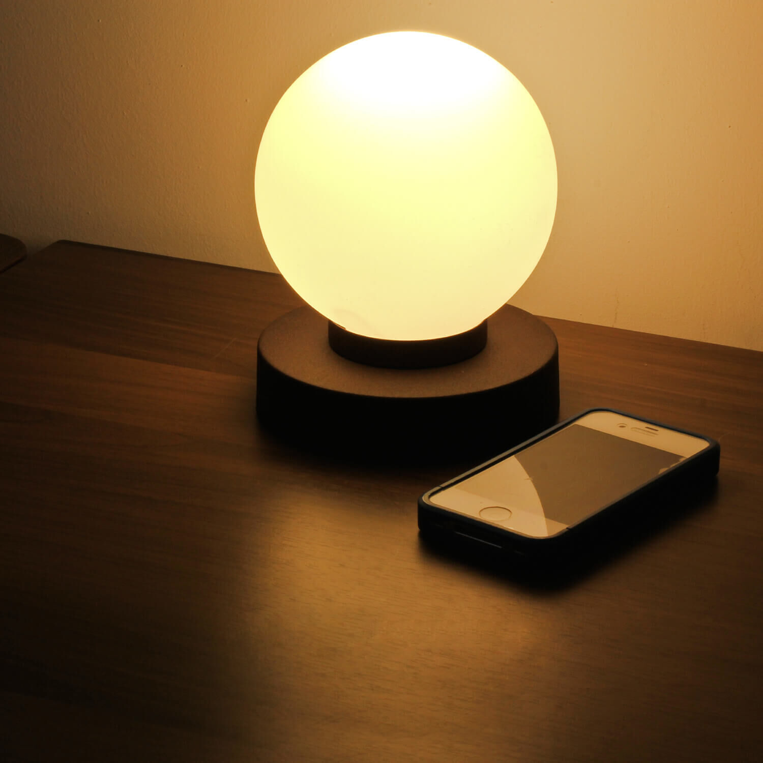 Lampe de table sphérique Prince en blanc avec variateur tactile