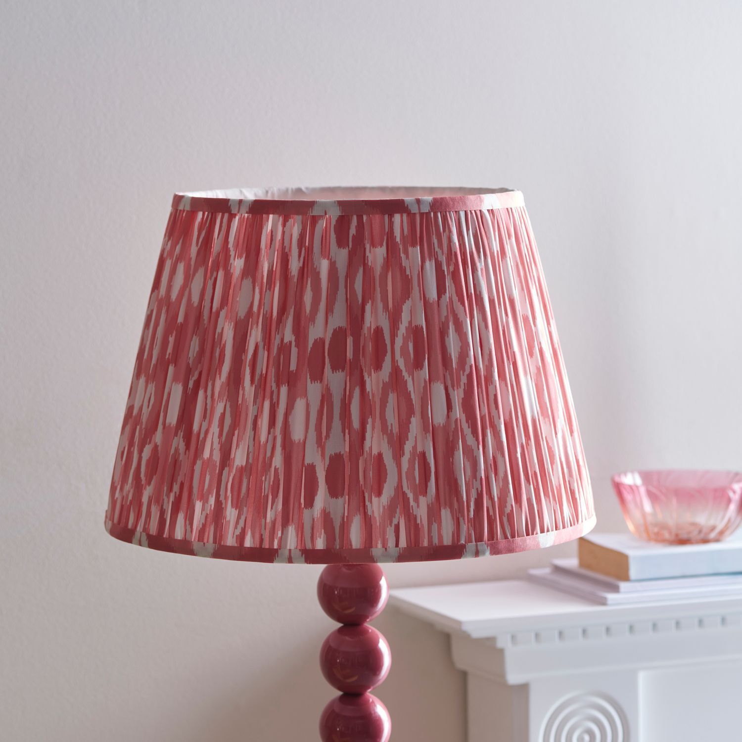 Lampadaire petit E27 154 cm rose corail à motifs tissu métal