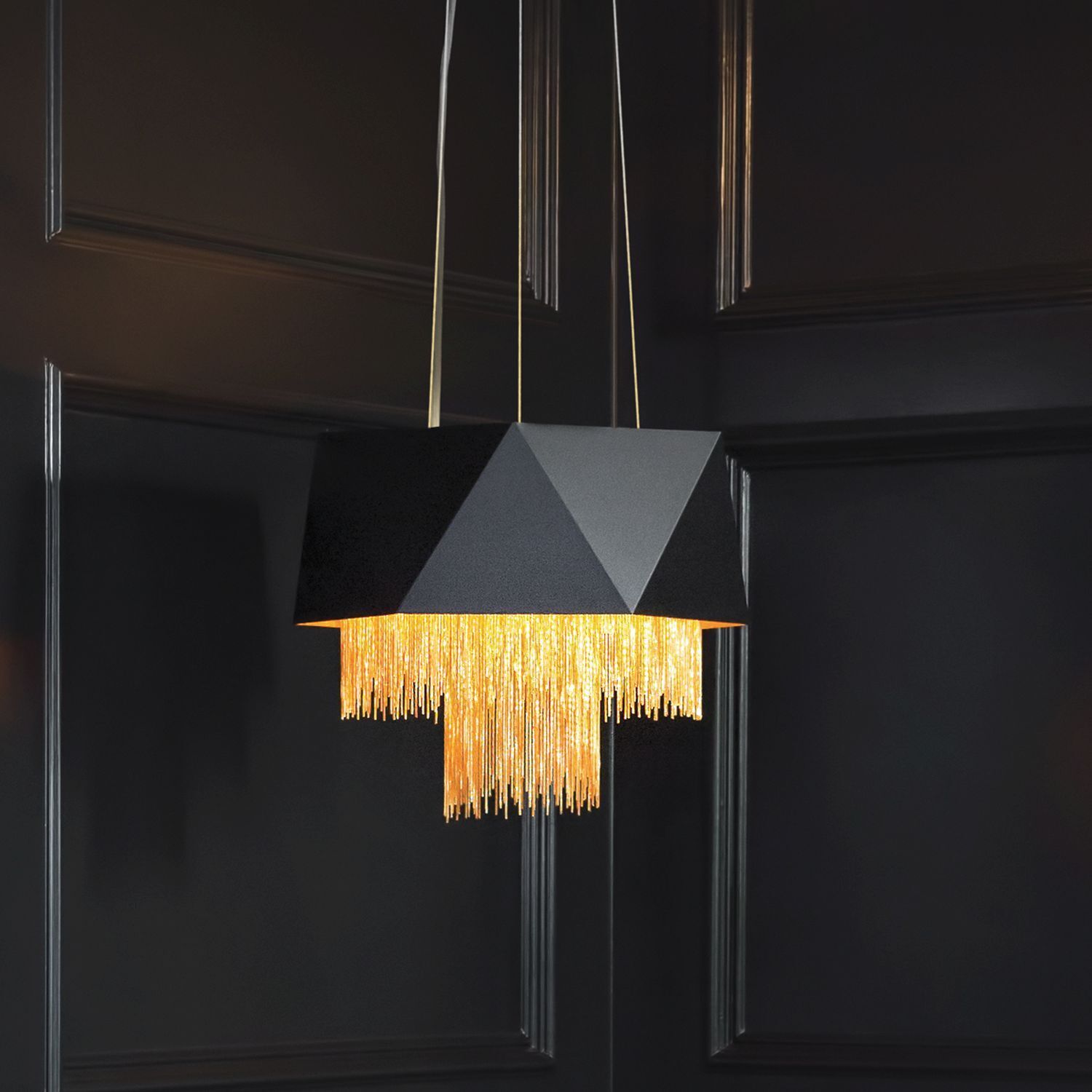 lampe, hängende lampe, geometrischer schirm, goldener fransen, schwarze pendelleuchte
