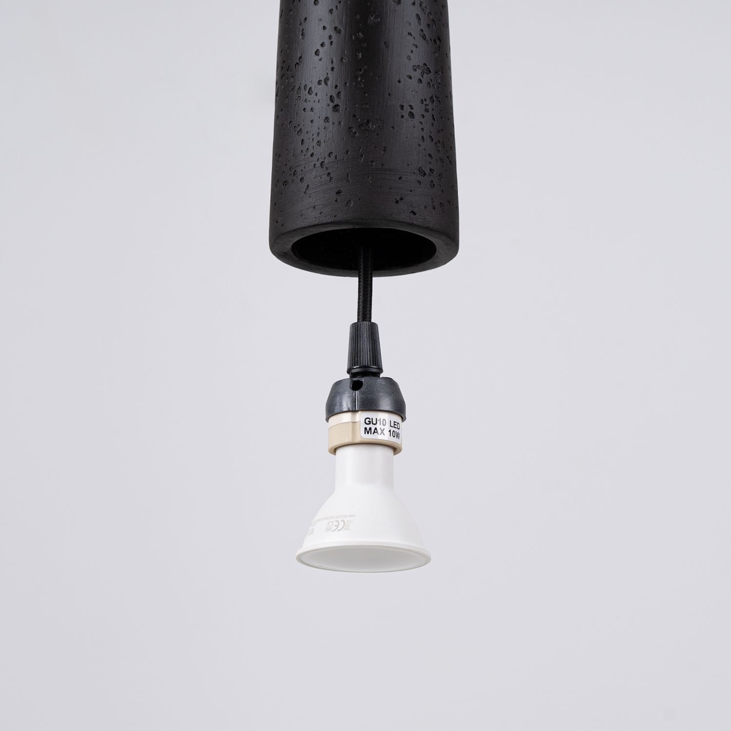 pendant light, deckenlampe, glühlampe, weiße glübirne, schwarze deckenverkleidung