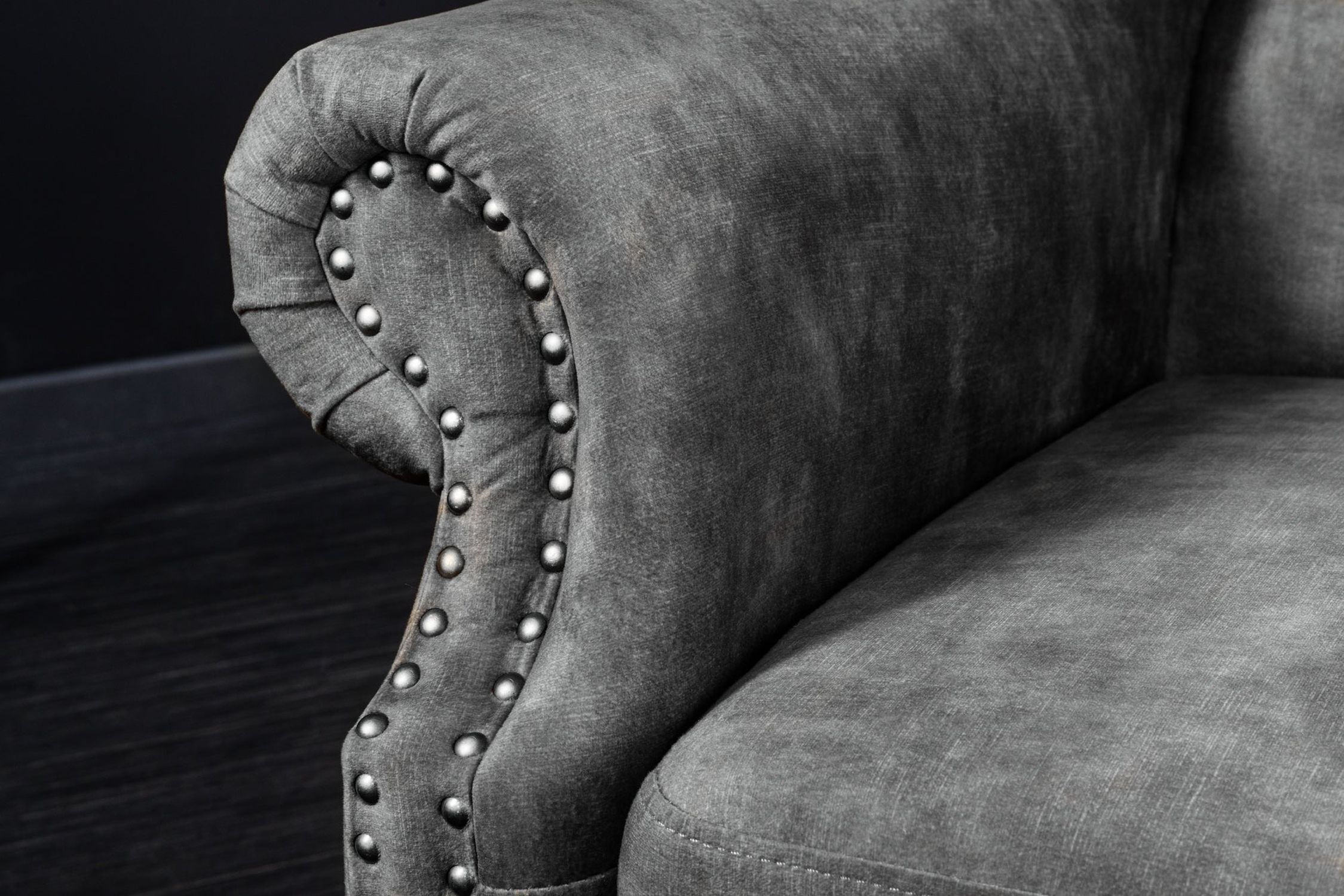 Fauteuil à oreilles velours bois gris marron L : 85 cm Chesterfield Moebel, Couch, Stuhl, Kleidung, Mantel