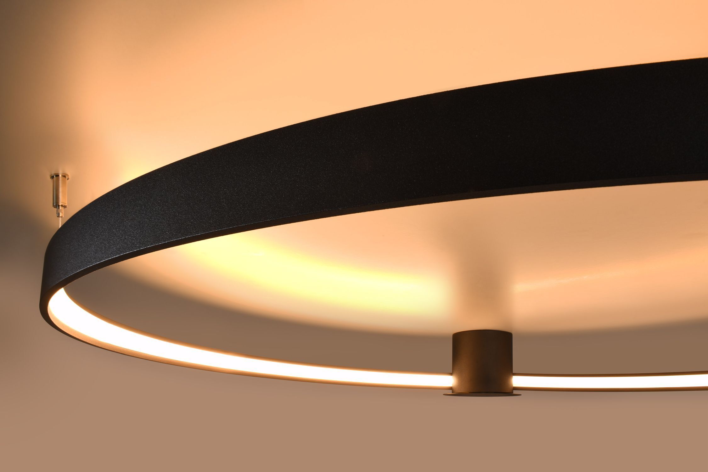 Plafonnier noir LED Ø 78 cm anneau 3000 K métal